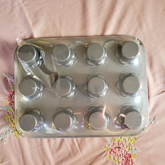 Daisy Mini Cake Pan Cupcake Muffin Tin - Picture 5 of 5